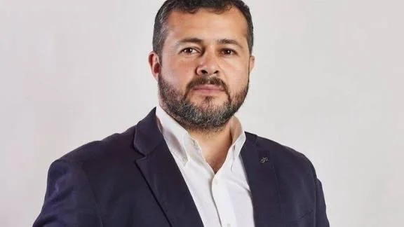 Funcionario municipal muerde la oreja del alcalde de Melipeuco durante celebración de Fiestas Patrias