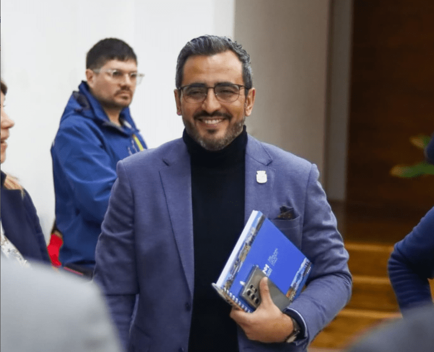 Buscan destituir al alcalde de San Bernardo Christopher White por notable abandono de deberes