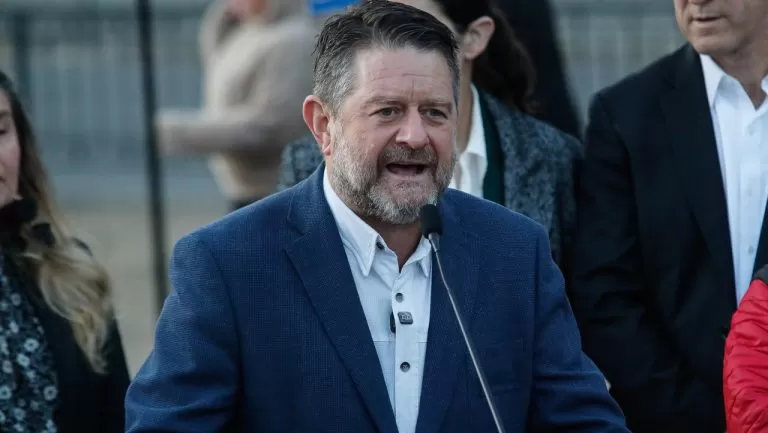 Gobernador Claudio Orrego anuncia querella por vandalización de la Fuente Alemana y supervisa trabajos de limpieza