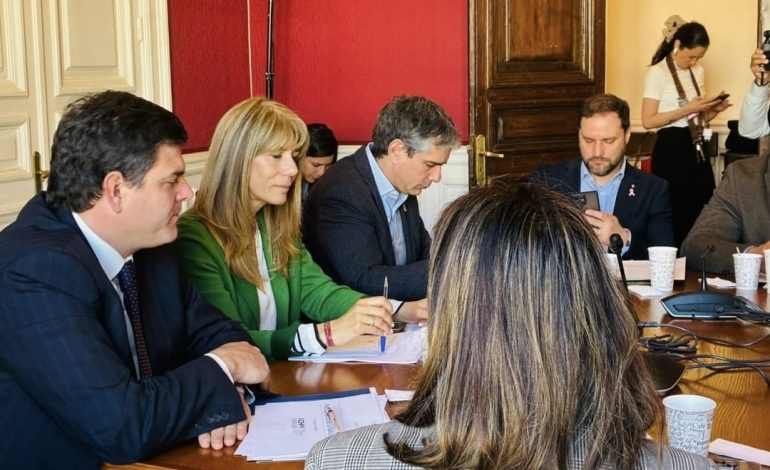 Alcaldes de las tres asociaciones de municipalidades recurren a Ximena Rincón por Presupuesto 2026