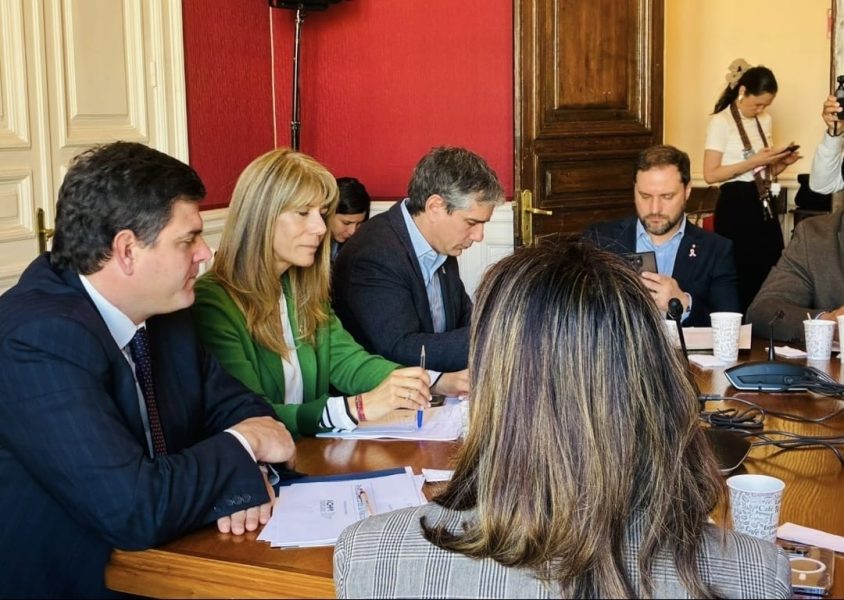 Alcaldes de las tres asociaciones de municipalidades recurren a Ximena Rincón por Presupuesto 2026