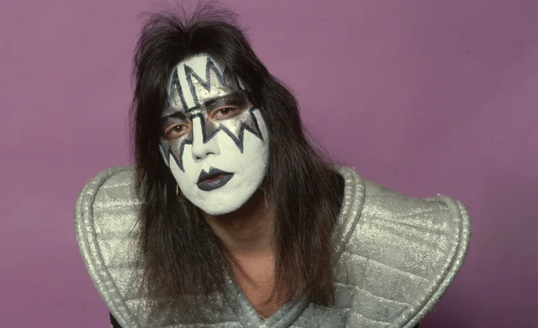Muere Ace Frehley, guitarrista original y cofundador de KISS, a los 74 años