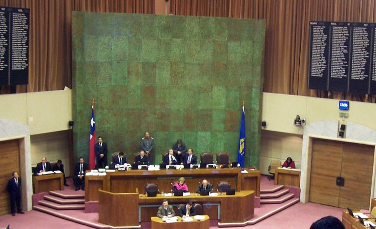 Municipios y Congreso lideran percepción de corrupción en Chile, según encuesta LyD 2025