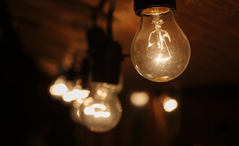 Comisión Nacional de Energía detecta error que podría bajar cuentas de luz