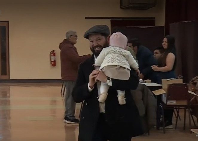 Presidente Boric asiste a votar acompañado de su hija Violeta