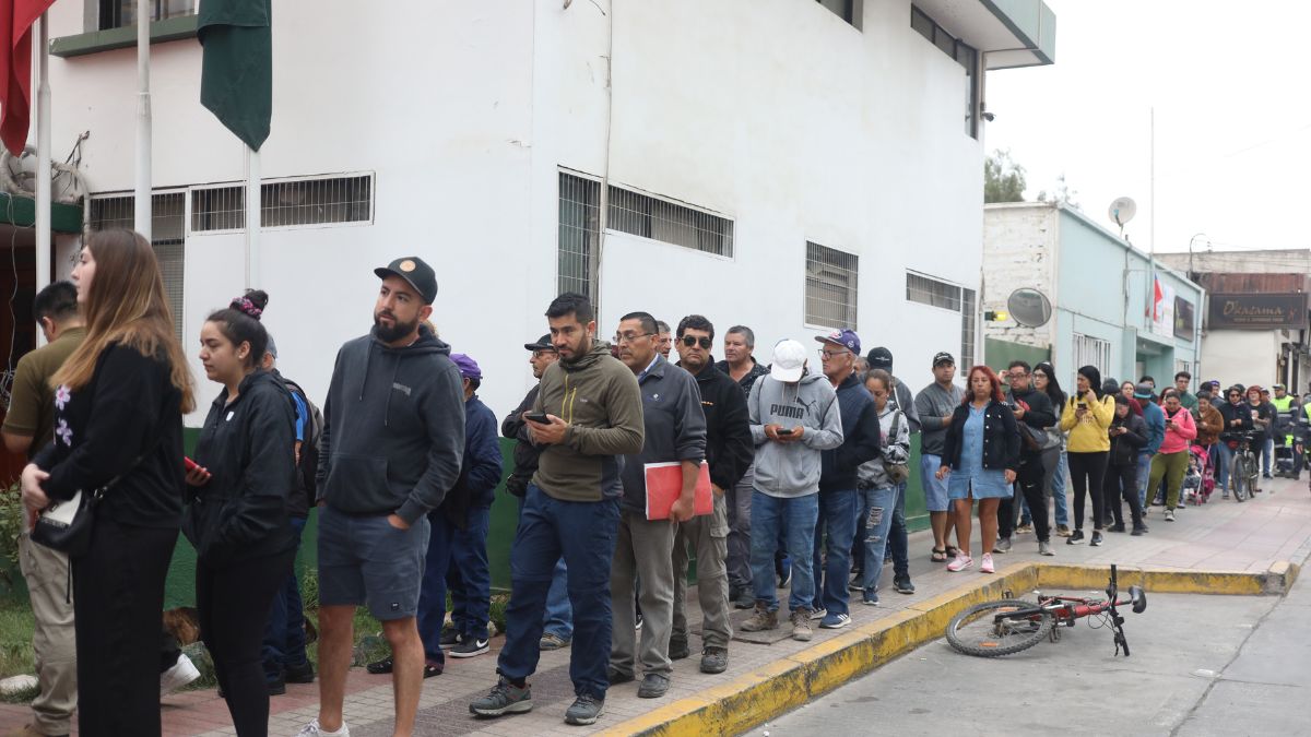 Hombre llega a excusarse para no votar y descubren que tiene orden por presunta desgracia