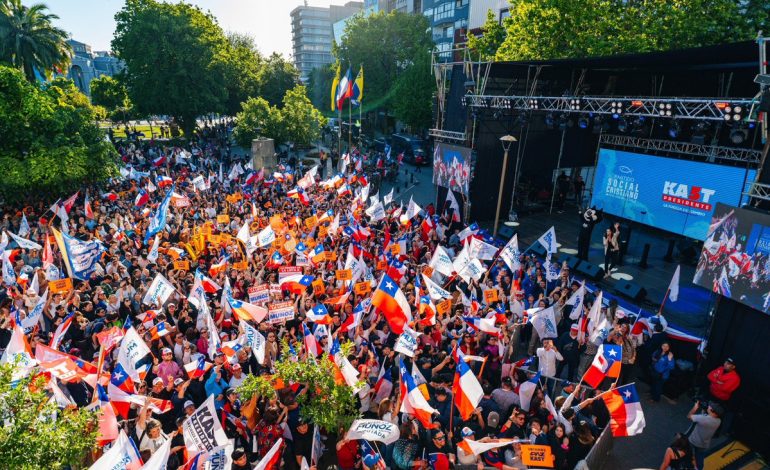 Kast nuevamente usa vidrio blindado en cierre de campaña