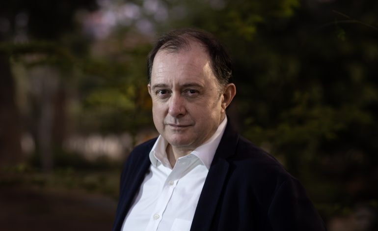 Investigación vincula Iván Poduje miembro del equipo de Kast con cuentas que atacan a Jara y Matthei en redes sociales