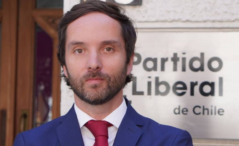 Tenso cruce entre Camila Flores y Rodrigo Rettig en programa “Sin Filtros” termina con abandono del estudio