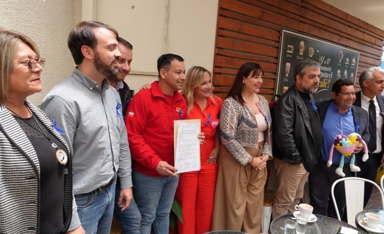 Candidatos políticos firman compromiso por los niños TEA