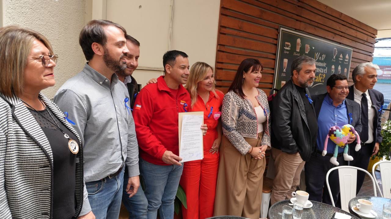 Candidatos políticos firman compromiso por los niños TEA