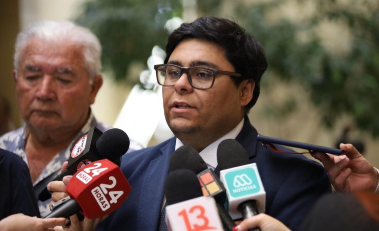 Diputado José Carlos Meza es increpado y agredido en mall tras polémica por Ley de 40 Horas