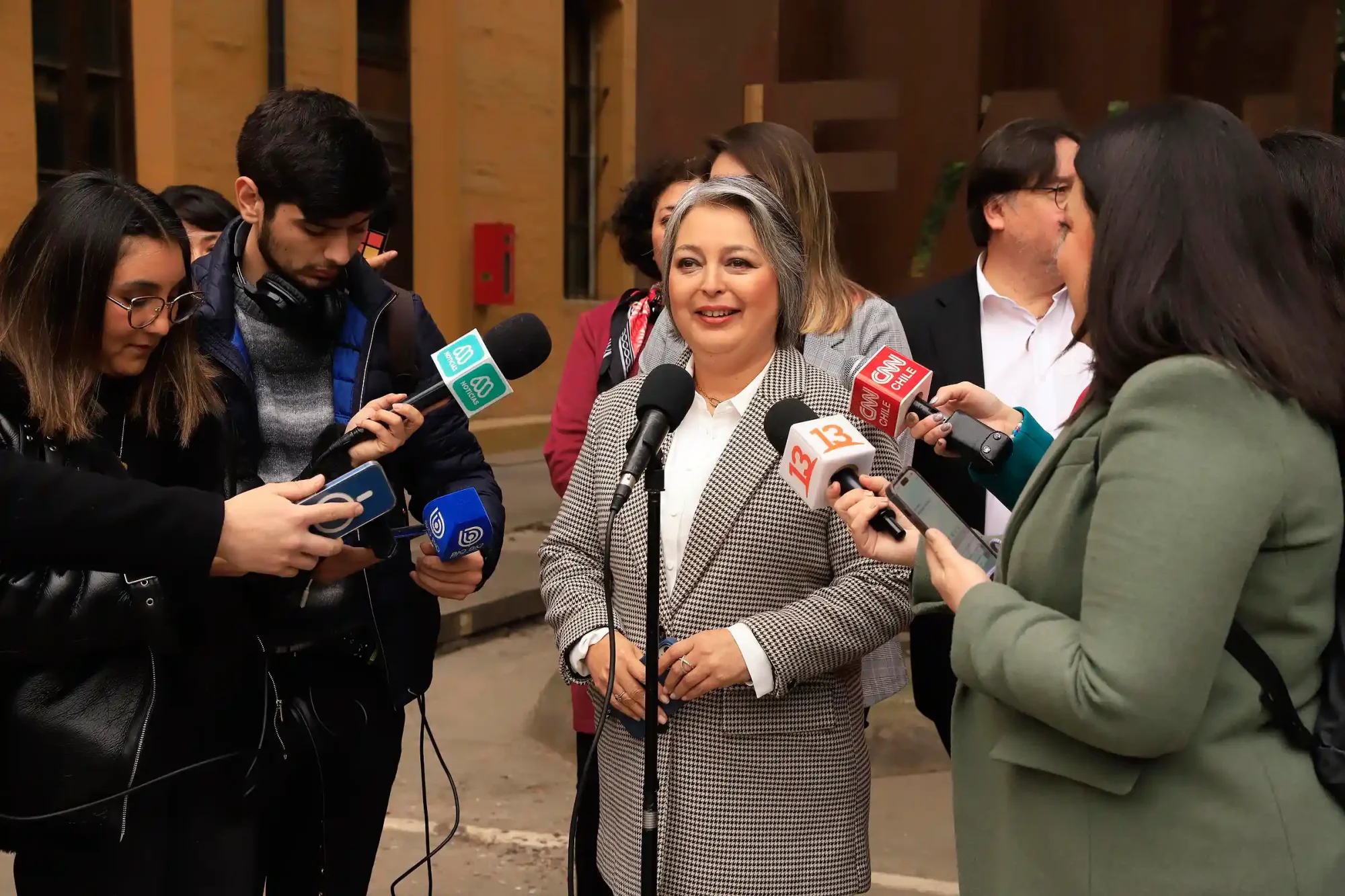 Más de 230 artistas firman carta en apoyo a Jeannette Jara y advierten sobre el resurgimiento de discursos de odio