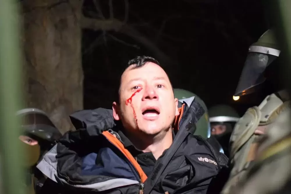 Primera condena bajo Ley de Prensa en Chile: Carabinero es sancionado por agredir a camarógrafo en Temuco