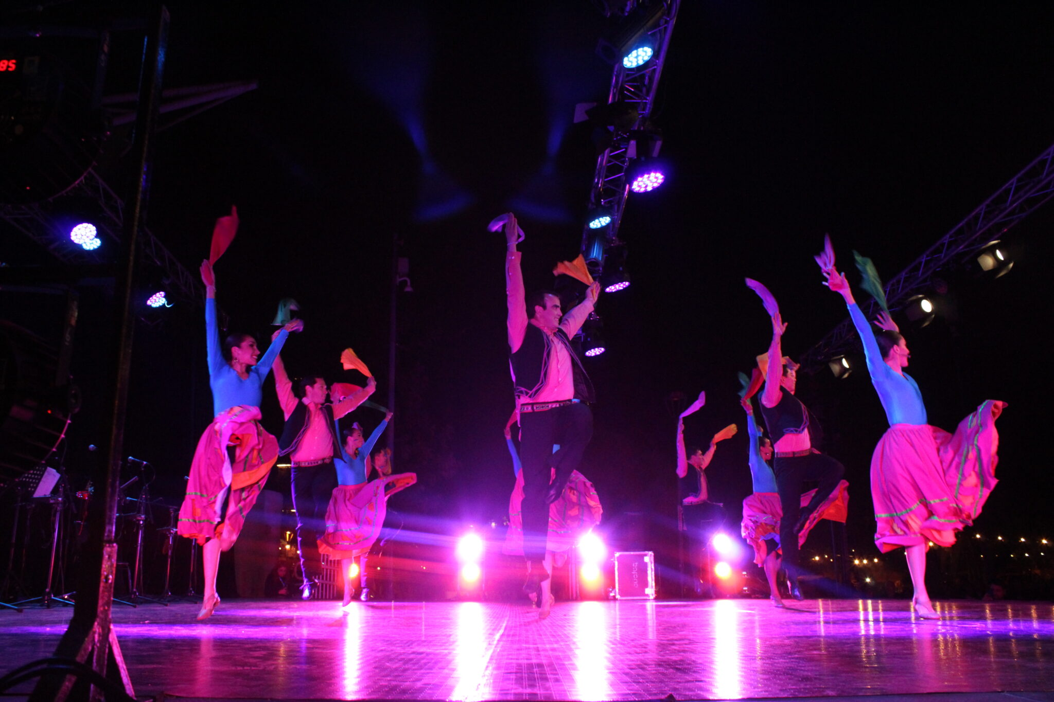 Concierto ciudadano conmemoró los 80 años del Premio Nobel de Gabriela Mistral con multitudinaria velada cultural