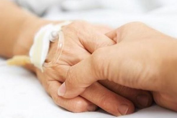 Oposición critica al gobierno por dar “discusión inmediata” al proyecto de ley de eutanasia