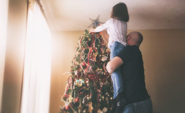Navidad a la chilena: el 77% la ama, pero el “Grinch” aparece entre hombres de 35 a 54 años y el bolsillo marca la pauta