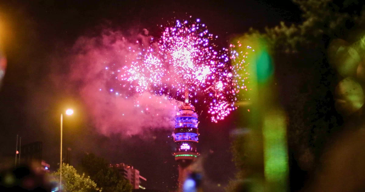 Torre Entel volverá a iluminar el cielo de Santiago: espectáculo de Año Nuevo regresa tras 7 años