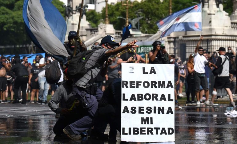 Senado argentino aprueba polémica reforma laboral impulsada por Javier Milei en medio de protestas