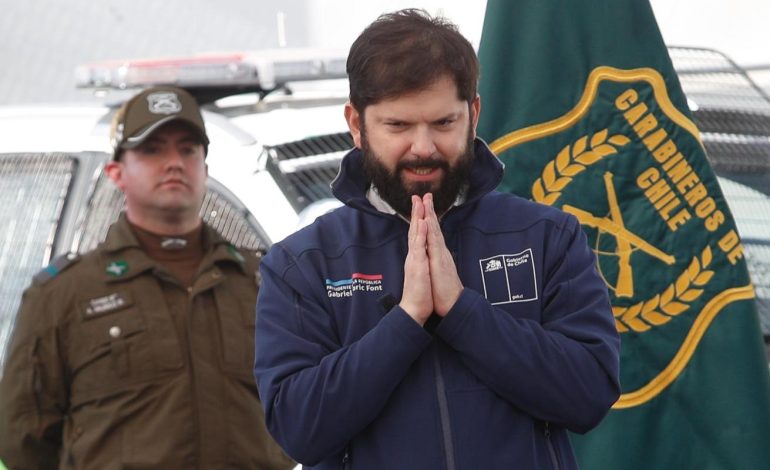 Boric recibe máxima condecoración de Carabineros tras años de críticas