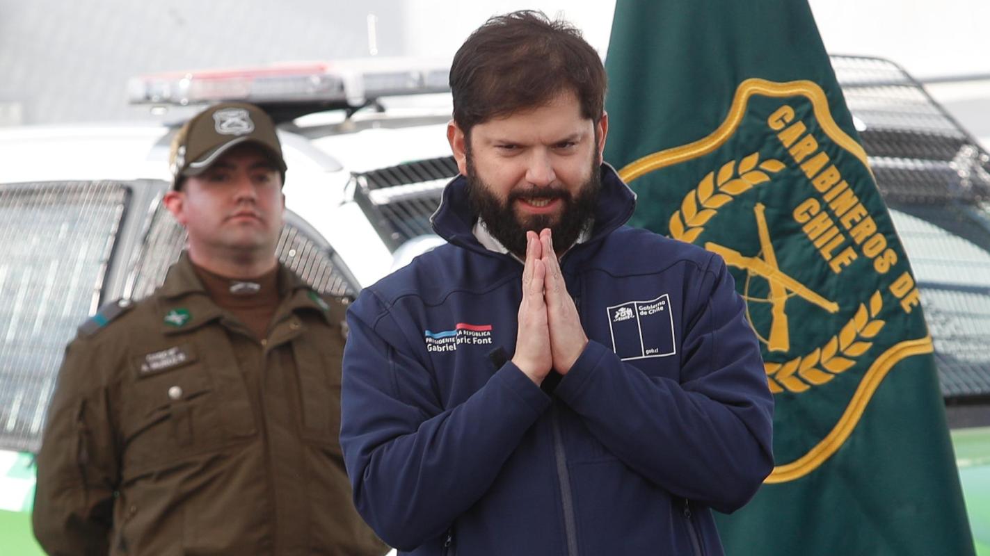 Boric recibe máxima condecoración de Carabineros tras años de críticas