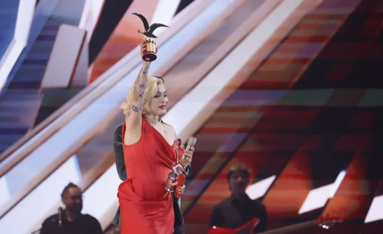 Mon Laferte hace historia y recibe la Gaviota de Platino en el Festival de Viña 2026