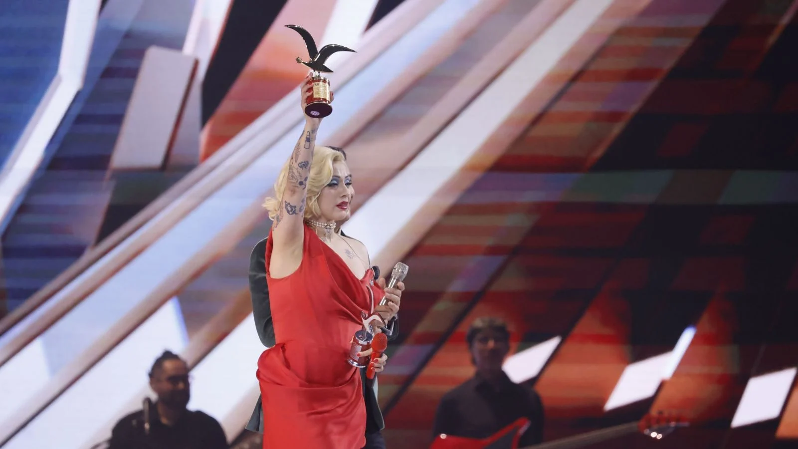 Mon Laferte hace historia y recibe la Gaviota de Platino en el Festival de Viña 2026