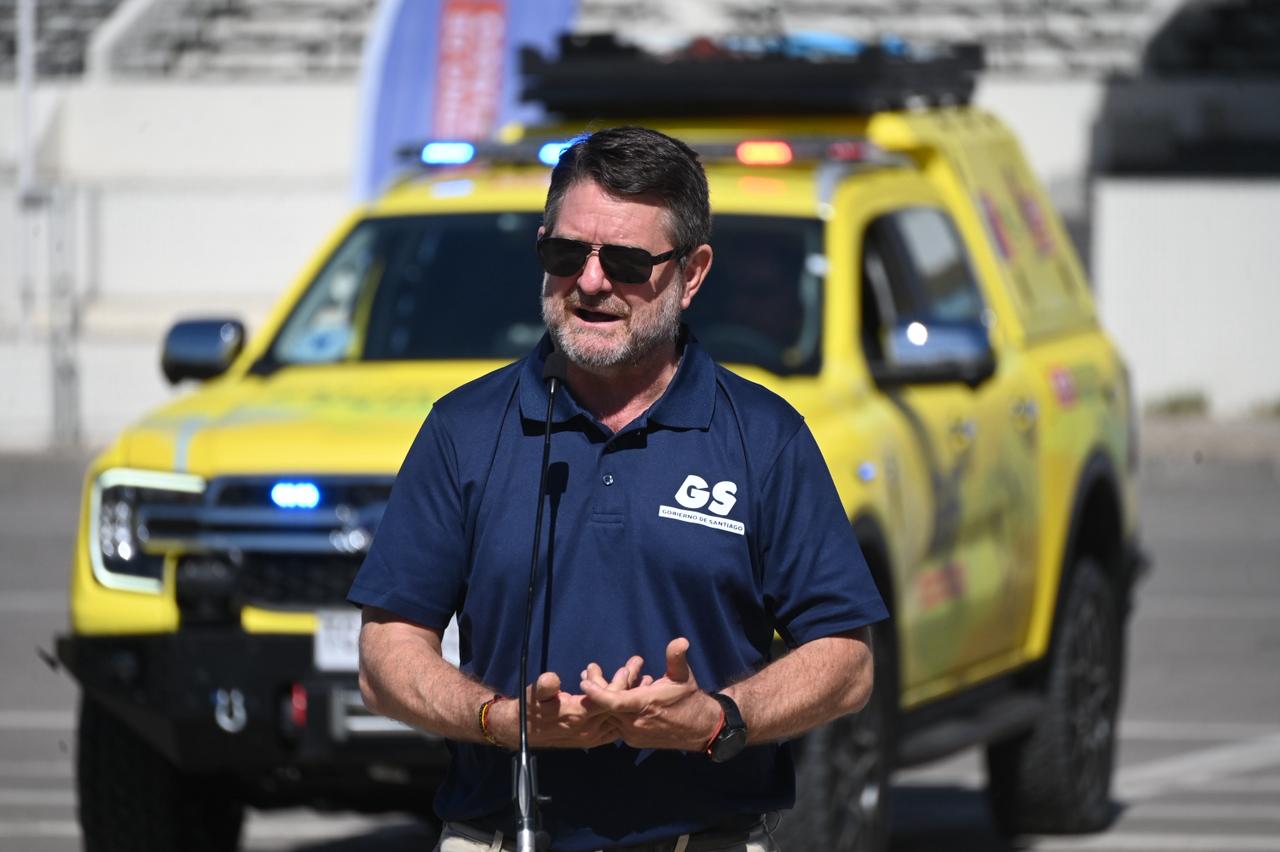 Gobierno de Santiago entrega siete camionetas forestales de primer ataque a CONAF para fortalecer combate de incendios