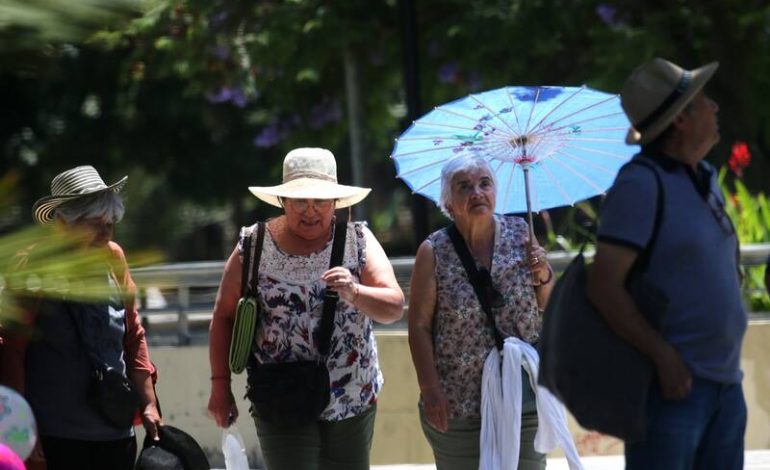 Con alerta roja en la RM, experto advierte consecuencias psicológicas del calor extremo y entrega claves para enfrentarlo