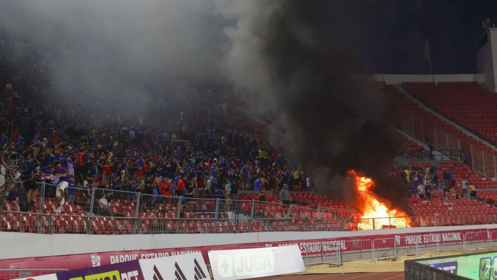 Graves incidentes en U vs Audax: informe arbitral detalla bengalas, incendio y lanzamiento de objetos