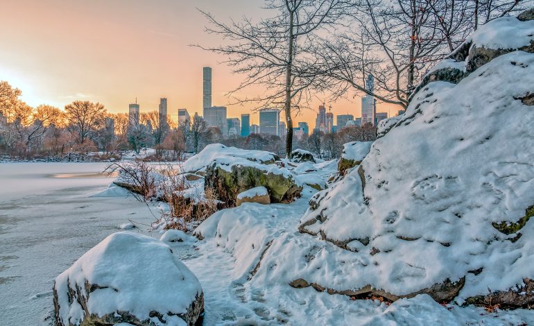 Tormenta nieve Nueva York 2026: histórica nevada paraliza transporte y obliga a suspensiones masivas