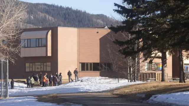 Tragedia en Canadá: al menos 10 muertos y 25 heridos tras tiroteo en escuela de Tumbler Ridge