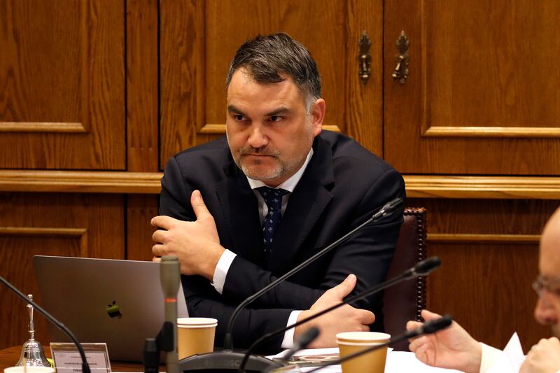 Polémica en el Senado: Javier Macaya vota proyecto que podría beneficiar a su padre condenado por abuso sexual