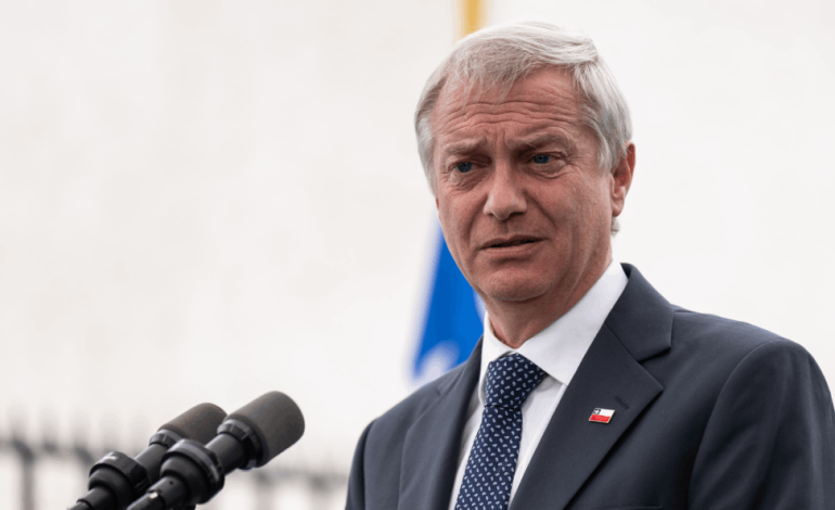 Cadem: aprobación del presidente José Antonio Kast cae a 51% y desaprobación sube a 42%