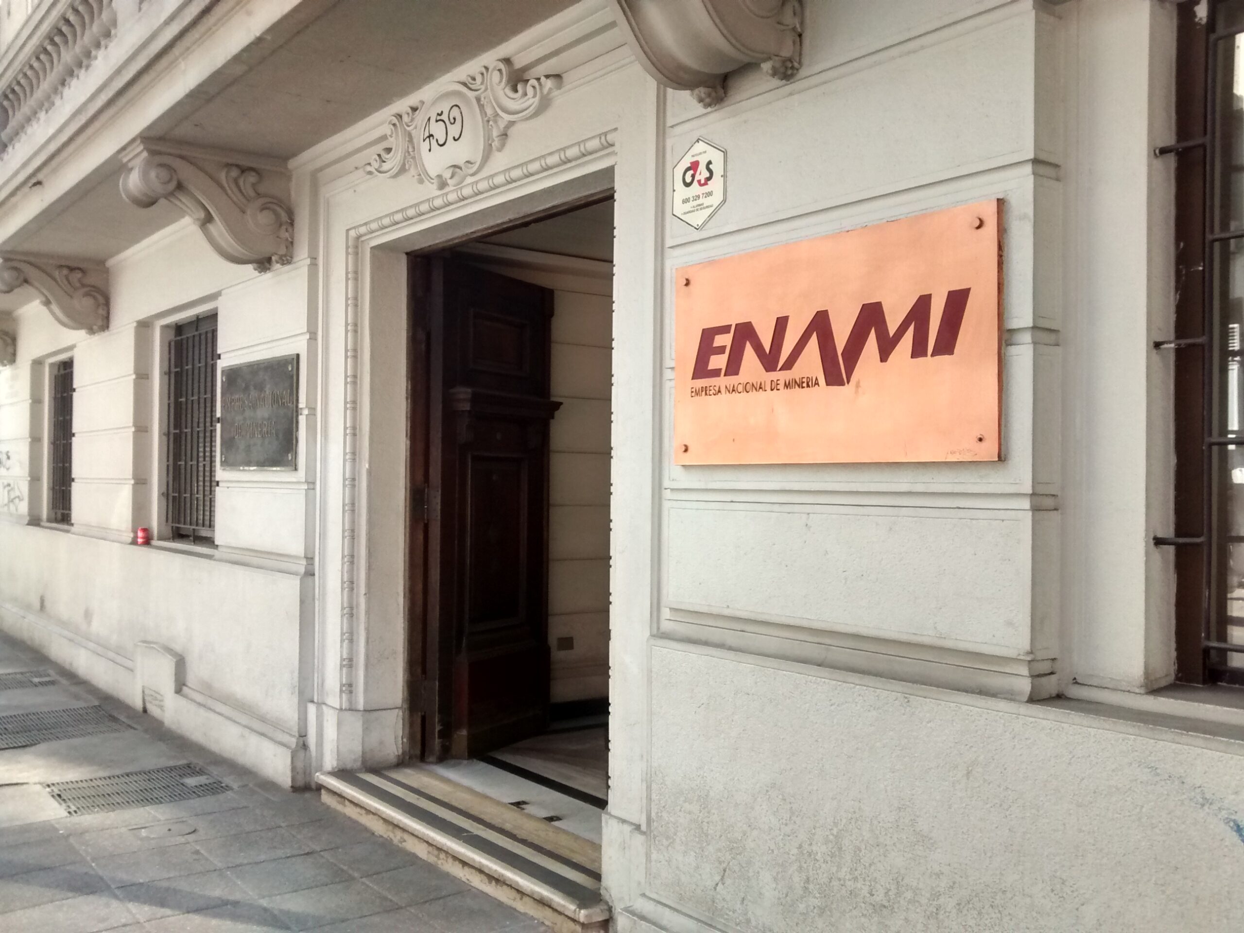 Enami abre proceso para vender más de 400 mil toneladas de minerales en stock