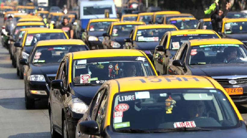 Bono para taxis y colectivos: así funcionará la ayuda del Gobierno por alza de combustibles