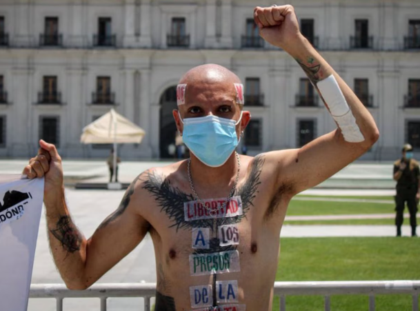 Rodrigo Rojas Vade es hallado maniatado y rociado con bencina en Melipilla: permanece en riesgo vital