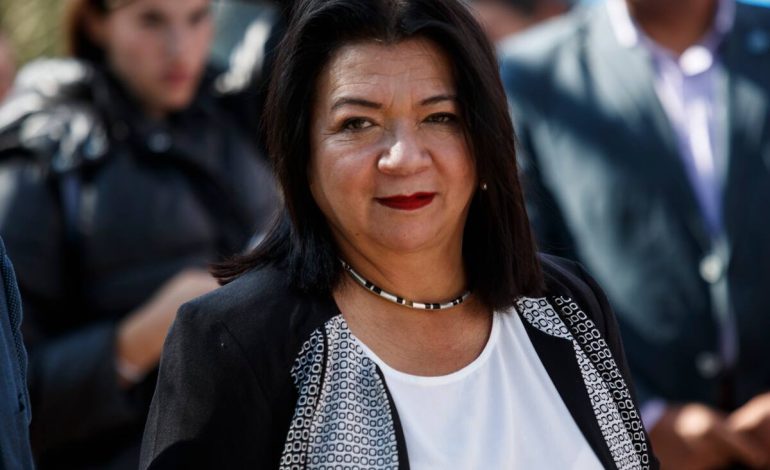 Acusan recorte de sueldo a exdirectivo municipal para financiar viaje de alcaldesa de La Pintana