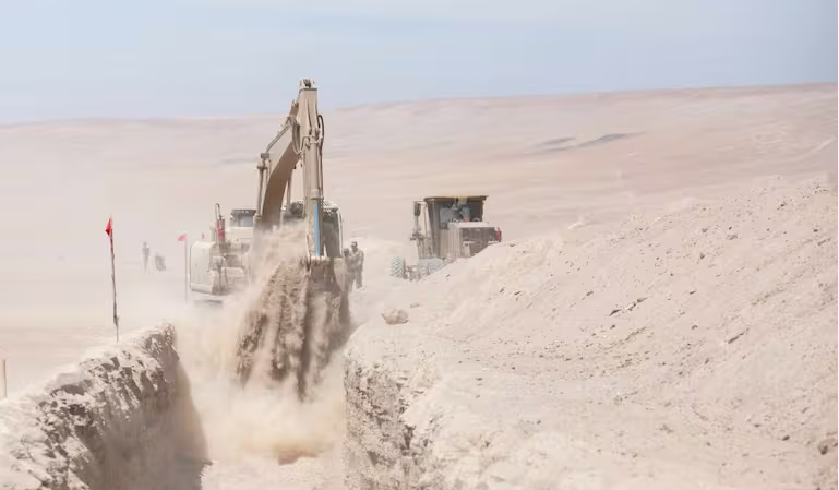 Roban retroexcavadora que realizaba zanjas en Colchane: la usaban para construir pasos ilegales