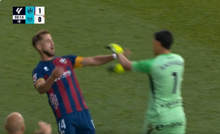 Escándalo en España: exarquero de Boca Juniors protagoniza brutal golpe de puño en pleno partido