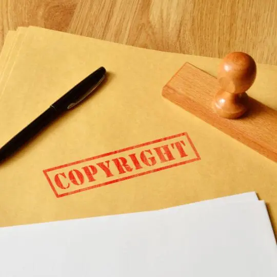 IA y propiedad intelectual: la polémica norma que permitiría usar obras sin permiso ni pago en Chile