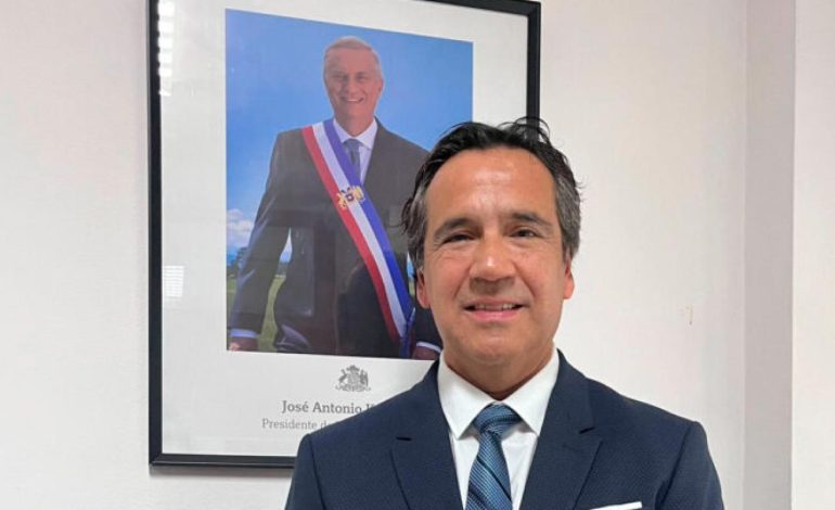 A menos de 24 horas: Renato Münster no asumirá como seremi de Cultura en la RM