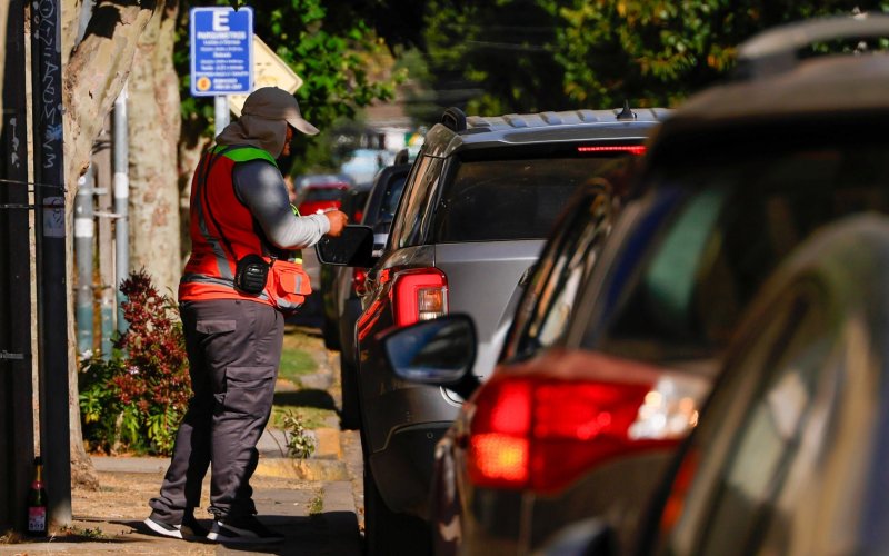 Proyecto busca sancionar con cárcel a estacionadores ilegales: estas serían las penas