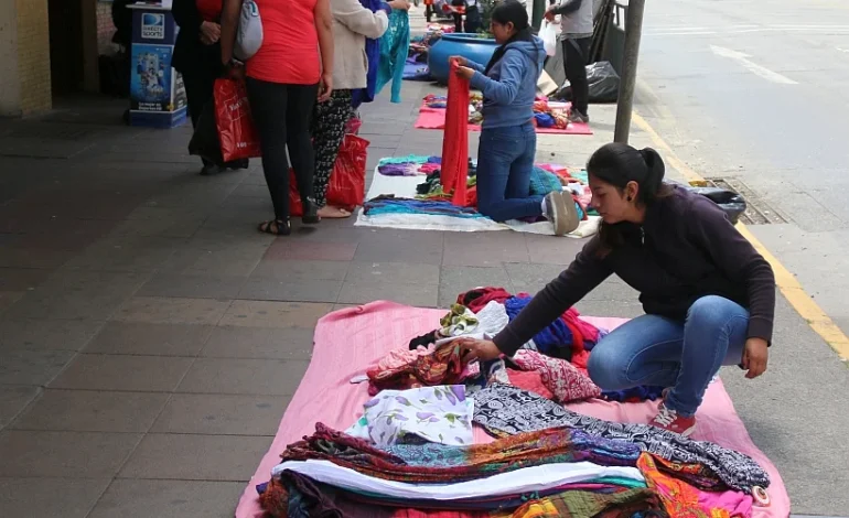 Alerta laboral: empleo informal sigue creciendo en Chile y ya roza los 2,5 millones de trabajadores