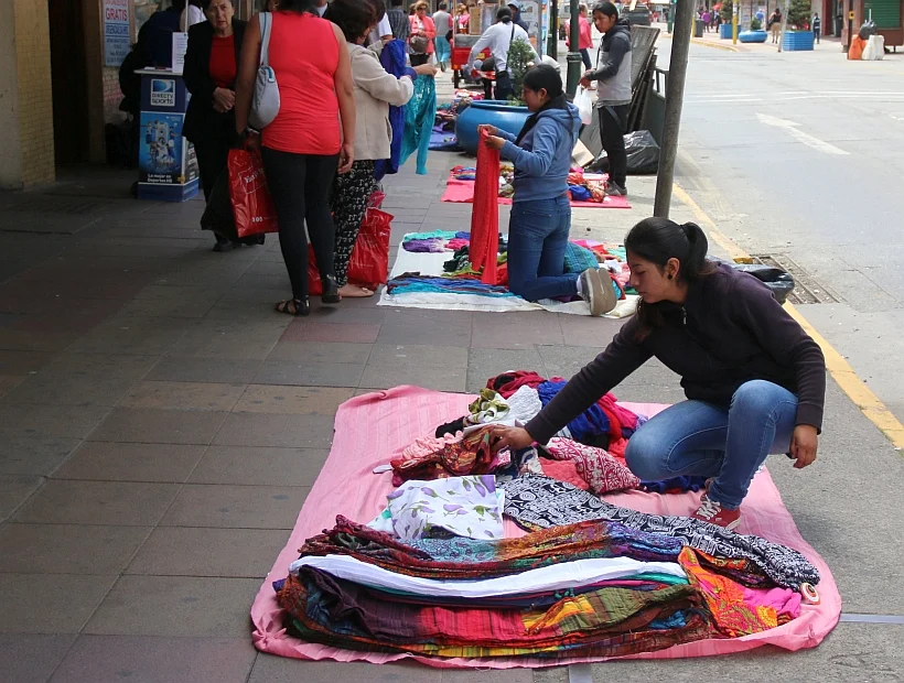 Alerta laboral: empleo informal sigue creciendo en Chile y ya roza los 2,5 millones de trabajadores