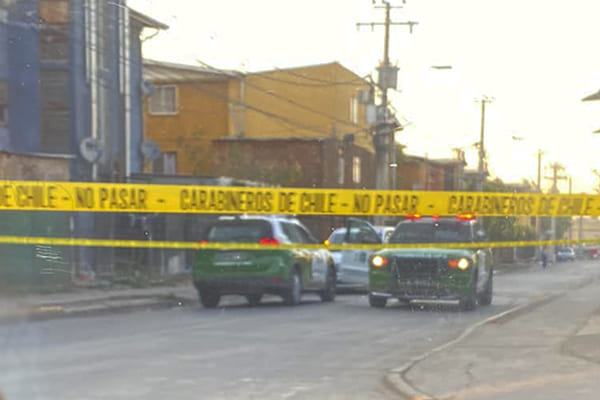 Mujer permanece prófuga tras apuñalar a su pareja en Colina: víctima murió en una clínica