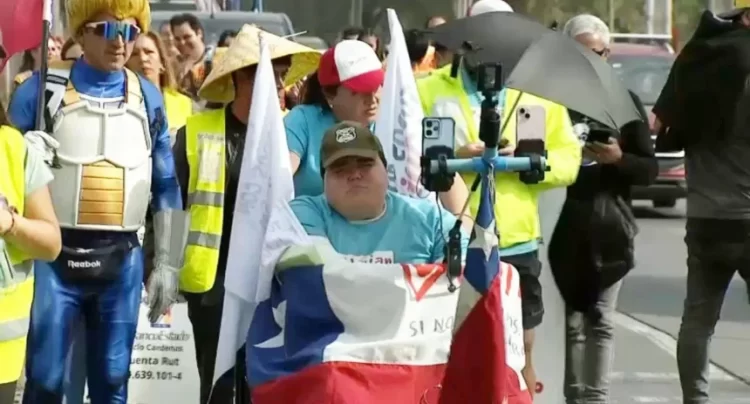 Familia de adolescente con Duchenne acusa que Presidente Kast no los recibió tras caminata a La Moneda