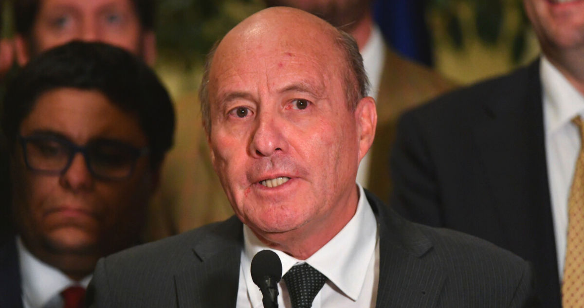 Ministro Quiroz cuestiona proyección de deuda pública del gobierno anterior y acusa inconsistencias por US$10 mil millones
