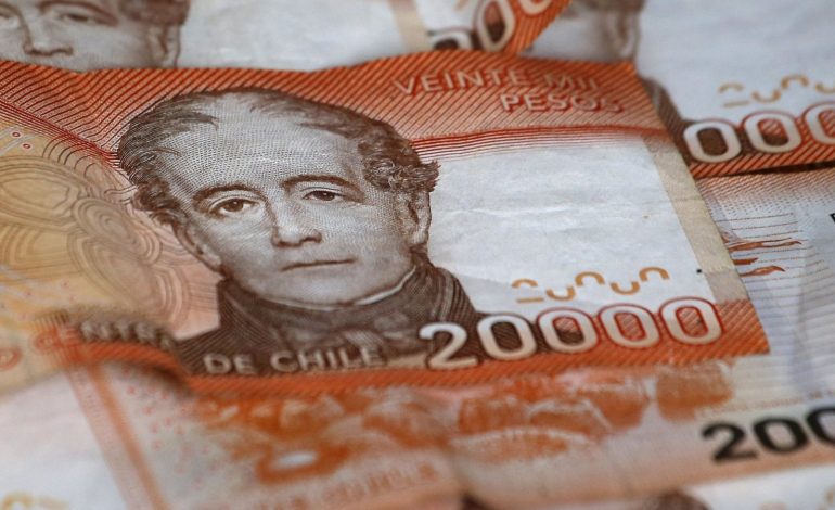 Gobierno cambia propuesta de sueldo mínimo y plantea alza de más de $14 mil