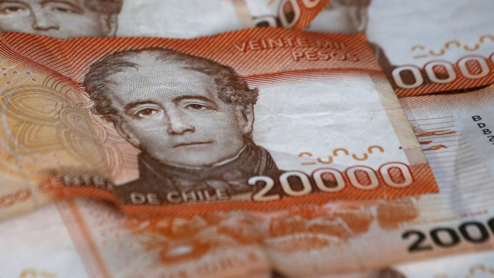Gobierno cambia propuesta de sueldo mínimo y plantea alza de más de $14 mil